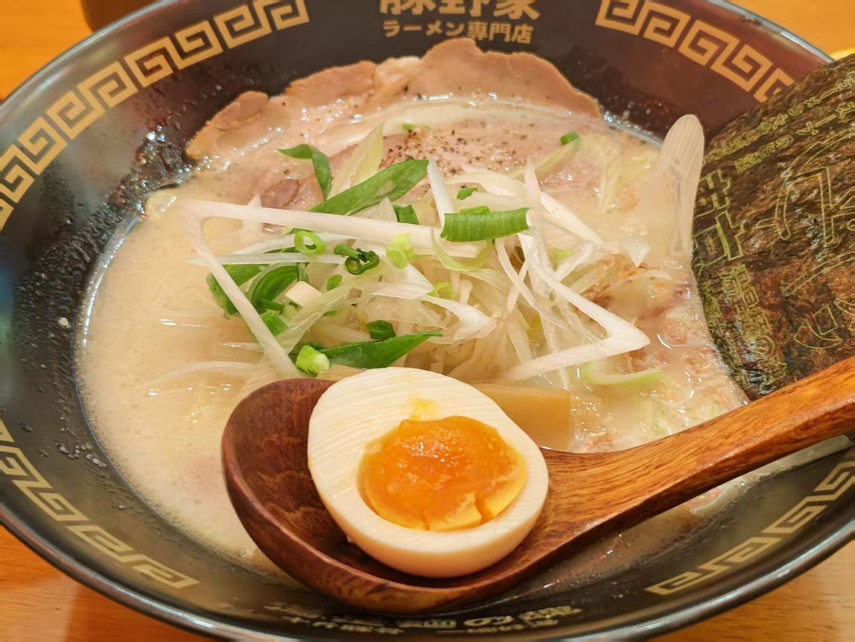 UdjiSri's tweet photo. Late-night bites hit different—warm ramen, a side of silly talks, and that cozy glow only a 24/7 eatery brings. Tonight’s small joy A bowl of tonkotsu that tastes like home.， https://t.co/L5zp9XEecx