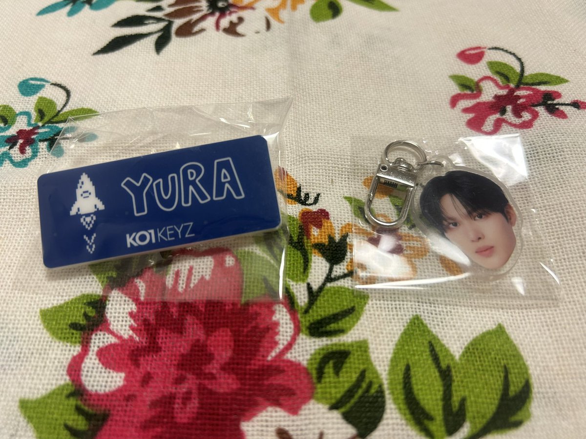asa_0620a's tweet photo. @torihiki__yy0 初めまして、検索からお声掛け失礼します。
こちら安部のネームプレートと顔面キーホルダーを所持しているのですが、柳谷のミニアクリルキーホルダーとの交換は可能でしょうか？ご検討の程よろしくお願いいたします。 https://t.co/dNofqRQP8T