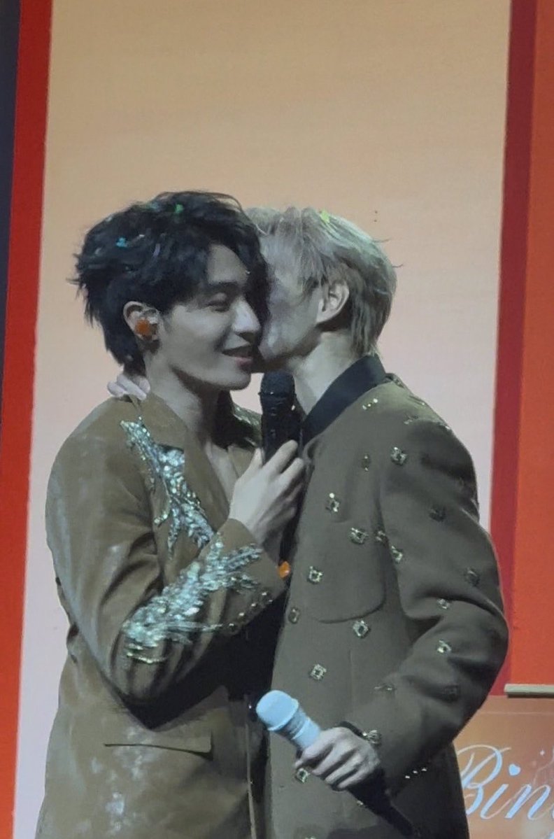 xiixikitty's tweet photo. kissing each other's cheeks they're so in love

#XiZhao361TimesOfLove #XiZhao https://t.co/MiIZ1vgryh