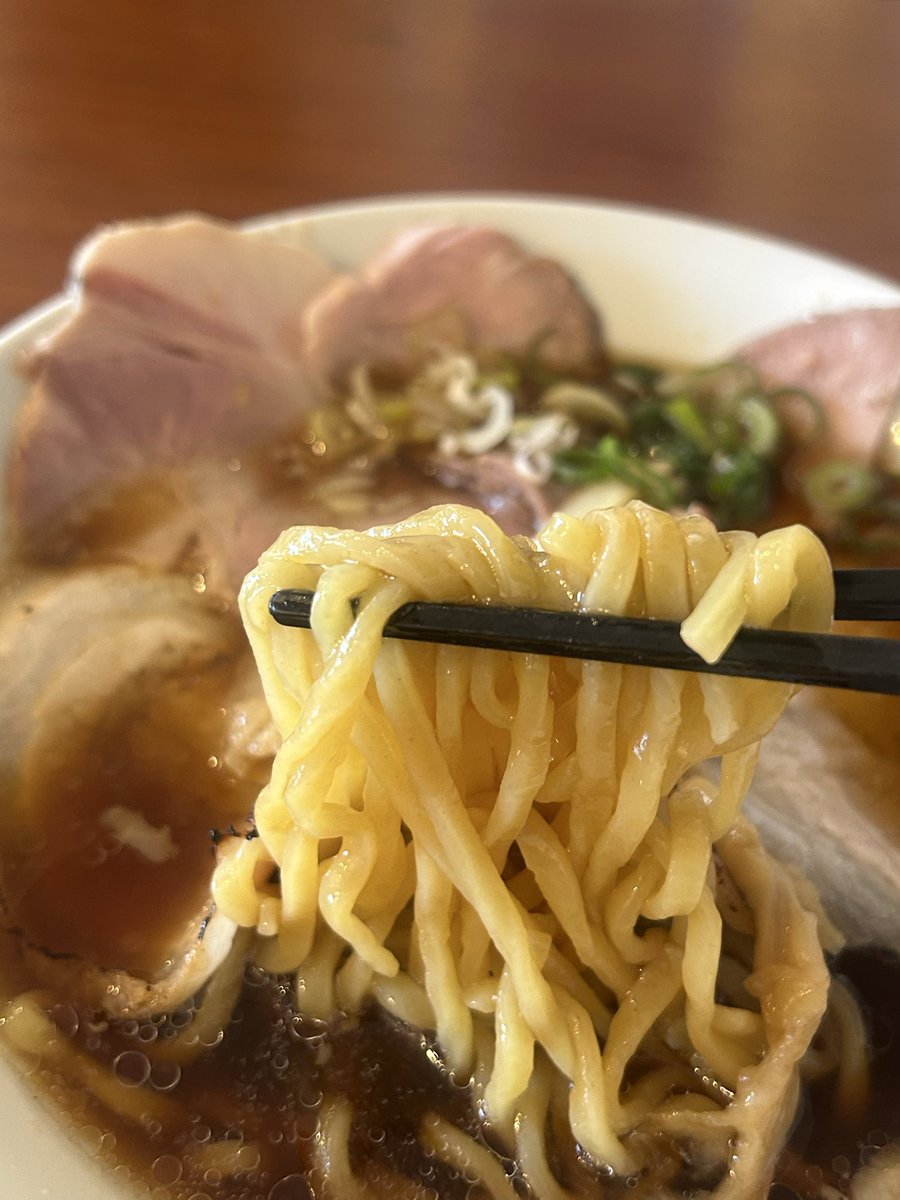 yuichiro_dragon's tweet photo. サンキュー。Men-Tsu.

新なつか醤油

地元の名店が新天地でプレオープンしたということで訪問。
接客は人麺の松村社長。
ラーメンは酸味と甘みのバランスがよく、昔ながらの中華そばに豚の旨みと生姜がきいてて、美味しい。
店主とも久しぶりに話せて楽しかった。
オープン後もまた行きたい。 https://t.co/JwPdpik1Ri