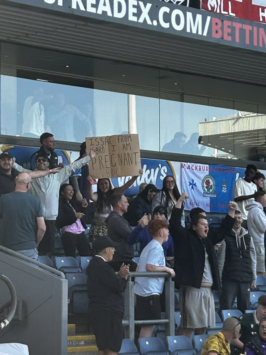 JosephRMoore12's tweet photo. Wtf have I just seen #rovers #boro https://t.co/YX6JG9Thl3