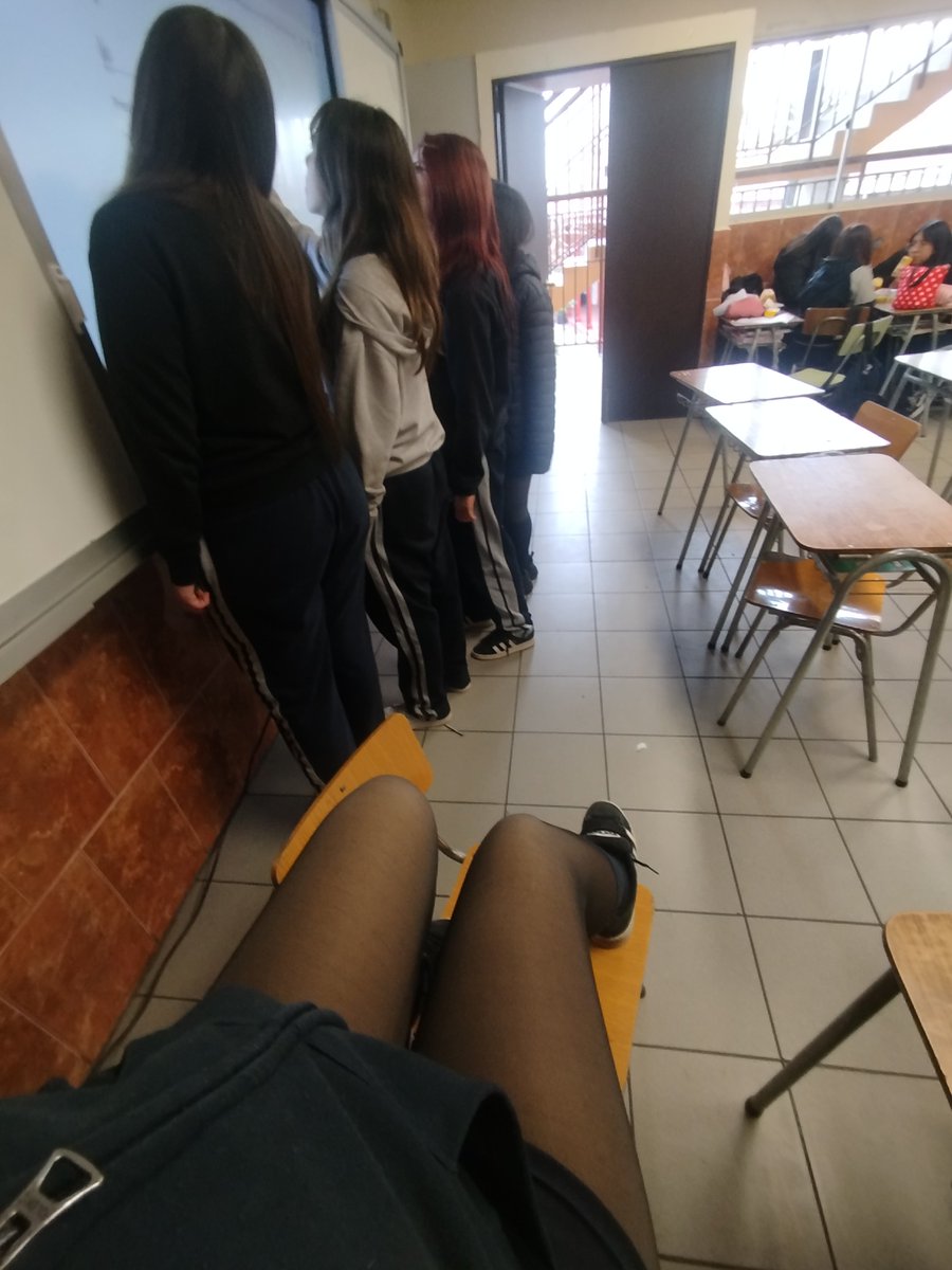 Mydadhatesmee's tweet photo. la juventud de hoy en día y su adicción a la tecnología https://t.co/nlUBpmS0tu