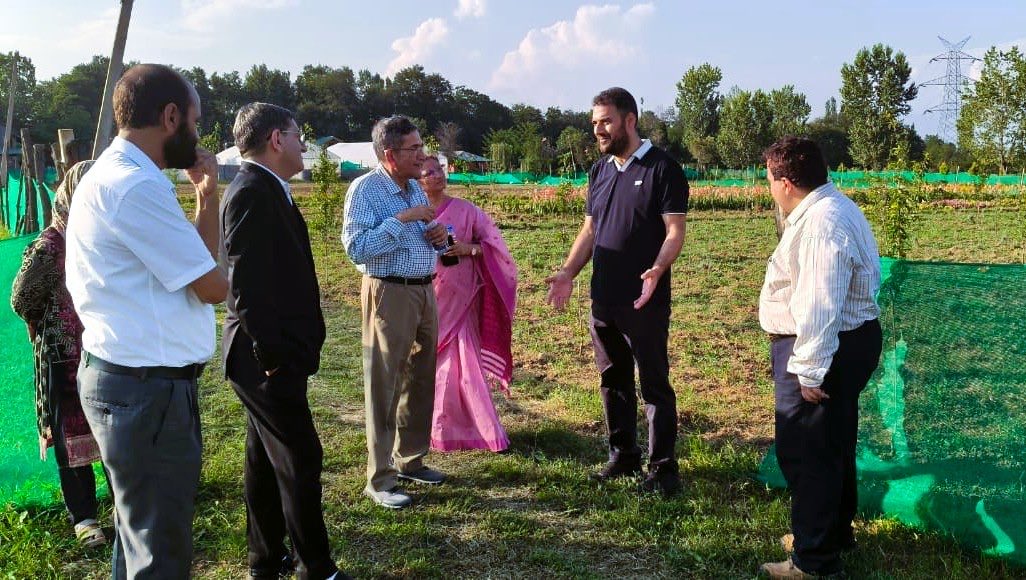 csiriiim's tweet photo. Prof. P. Balaram, Former Director, IISc Bengaluru and Chairman, Research Council, CSIR-IIIM, Dr. Ajit K. Shasany, Vice Chancellor, Central University of Orissa, and members of the Research Council—Prof. R. Uma Shaanker, University of Agricultural Sciences, Bengaluru; Dr. Lal Hingorani, Eminent Industrialist; Prof. Parthasarthy Das, IIT Dhanbad; and Er. Abdul Rahim, Head, CSIR-IIIM Srinagar—joined Dr. Zabeer Ahmed, Director, CSIR-IIIM J&K, for an intensive review of ongoing research and technology development programmes at CSIR-IIIM Field Station, Bonera, Pulwama.

The empowered committee commended the Station’s substantive contributions across industrial agriculture, floriculture, medicinal & aromatic crops, integrated horticulture and apiculture.

Dr. Zabeer Ahmed highlighted that the research pursuits at the Station are strategically aligned with enhancing farm profitability, sustainable agro-ecosystem intensification, agricultural self-reliance, precision agrotechnology development and climate-resilient hill farming.

#CSIR #CSIRIIIM #CSIRIIIMJammu #ResearchCouncil #ResearchAndDevelopment #ScienceAndTechnology #AgriculturalResearch #IndustrialAgriculture #Floriculture #MedicinalPlants #AromaticCrops #Horticulture #Apiculture #Agrotechnology #ClimateResilientAgriculture #SustainableAgriculture #FarmProfitability #AgriculturalInnovation #JammuAndKashmir #Pulwama #Bonera #ScientificResearch #TechnologyDevelopment @akshasany