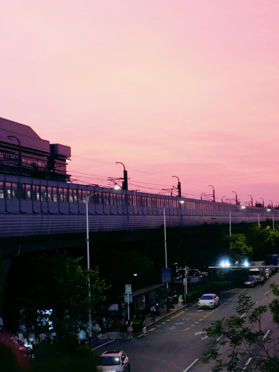 Shmautumnuh's tweet photo. Street corner surprise: a vintage record playing out of a open window as dusk paints the sky pink. Perfect little quiet moment in the busy city. https://t.co/he9E2orvFX