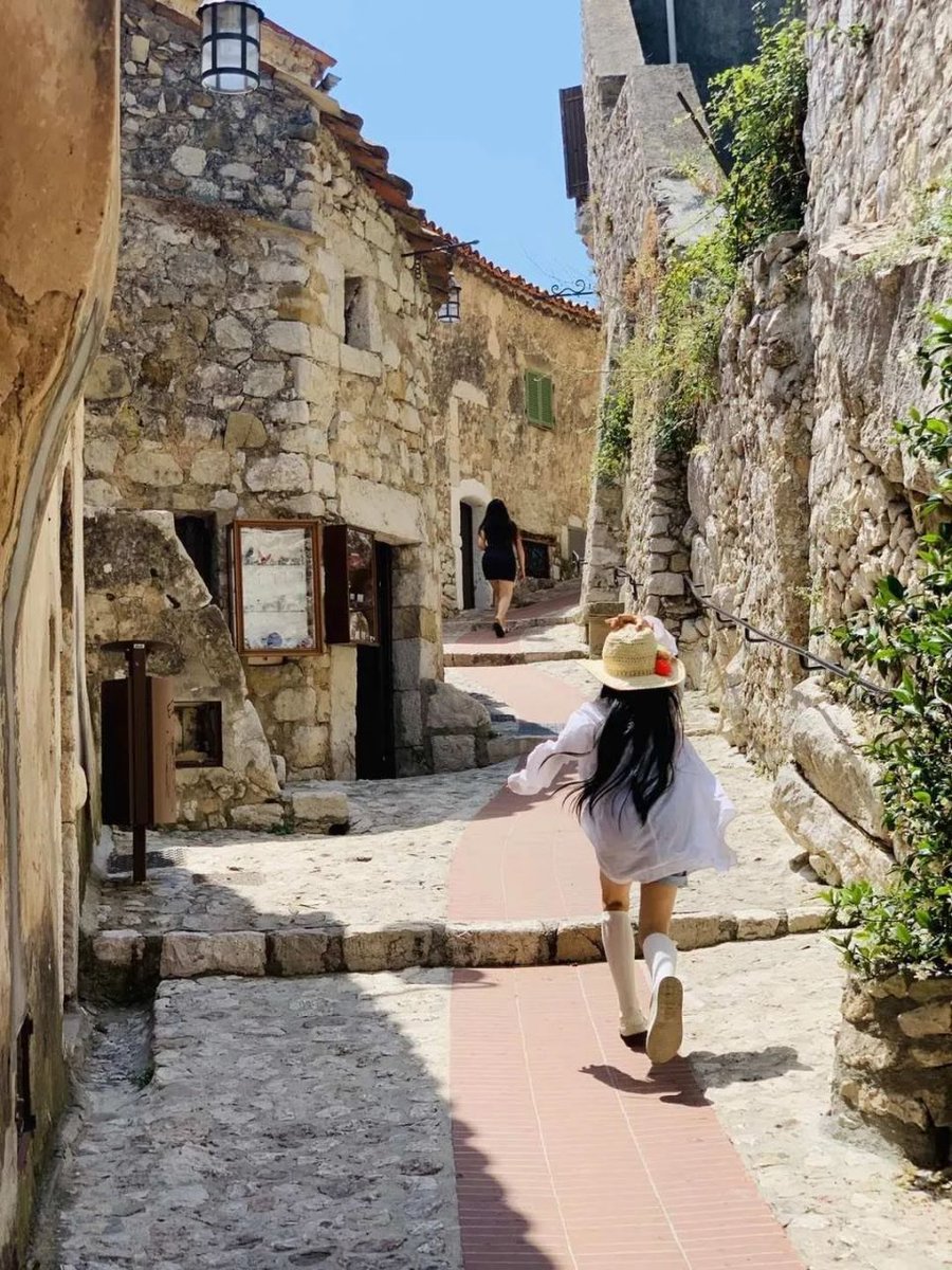 JamesSakdikul's tweet photo. Spent the whole morning wandering the sun-dappled alleys of this tiny coastal town—found a hidden bakery with flaky almond croissants and views of the blue ocean. Pure quiet magic today! https://t.co/GqOy7M56z5