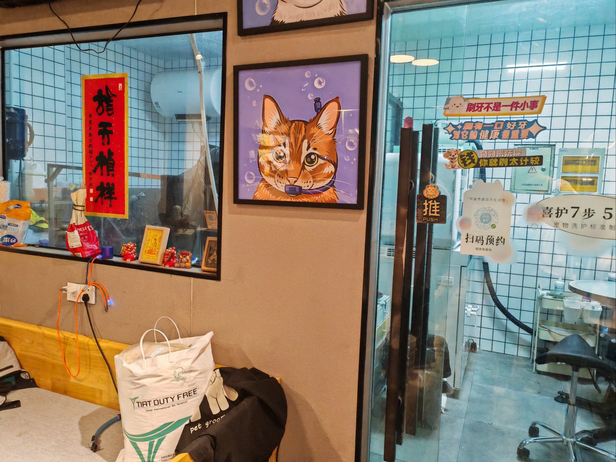 LauraBey8's tweet photo. Fresh hot coffee u0026 chilled milk tea just restocked at our corner store! Swing by before 9AM for your morning pick-me-up — we’ve also got discounted granola bars for on-the-go snacks! https://t.co/3HJhrvhisQ