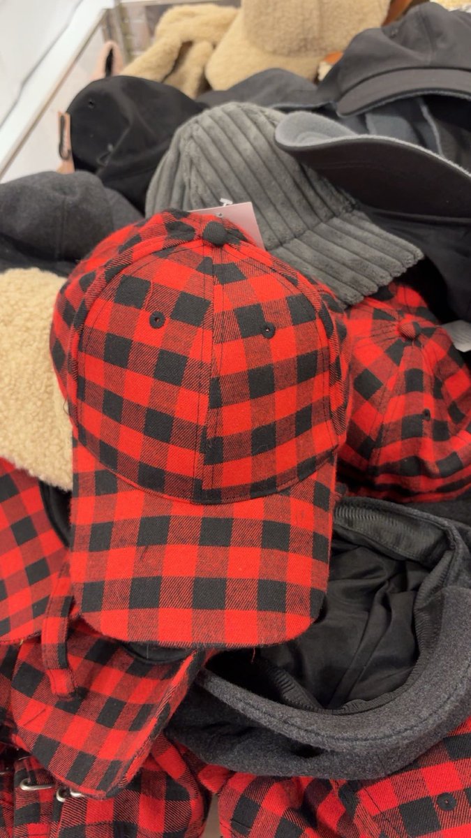 yoerrrra's tweet photo. @forever_gf618 i found the alex hirsch hat https://t.co/vOk7YbzaEz