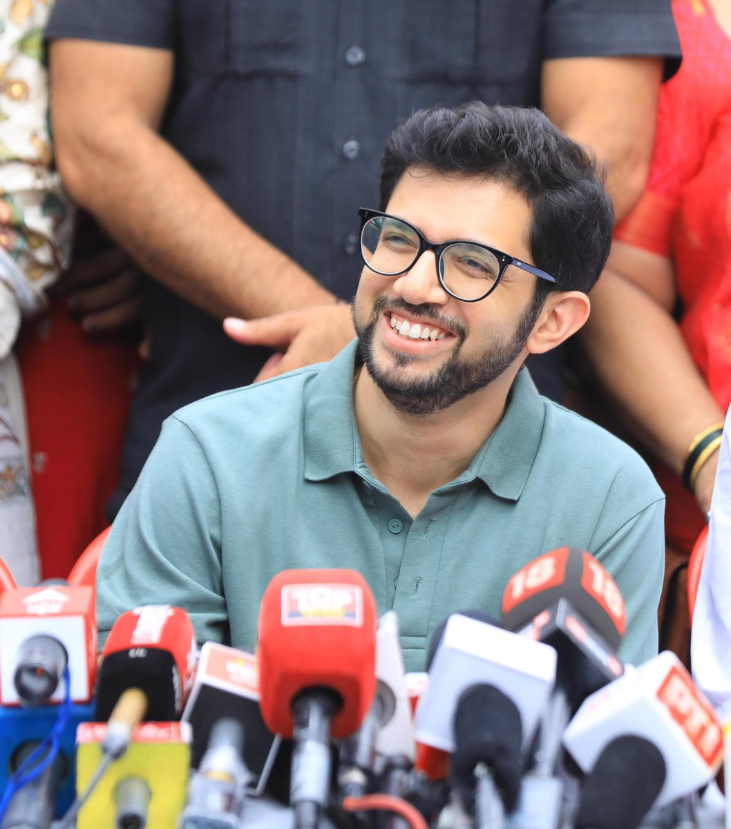 AUThackeray's tweet photo. आज मी मुलुंडमधील त्या भूखंडाला भेट दिली, जेथील "क्रीडा संकुल" चे आरक्षण उठवून मुख्यमंत्र्यांना पेट्रोल पंप करायचे आहे.

धक्कादायक बाब म्हणजे, ह्या भूखंडाच्या अगदी समोरच पेट्रोल पंपासाठी आरक्षित असलेला एक भूखंड आहे आणि तोही जो हायवेशी जोडला जाऊ शकतो.

प्रश्न असा आहे की, @CMOMaharashtra मुंबईतील सर्व मोकळ्��ा जागा, क्रीडांगणे सिमेंट-काँक्रीटचे जंगल उभे करणाऱ्या मित्रांच्या हवाली करण्यासाठी इतके उत्सुक का आहेत?

तरुणांविरूद्ध हा कसला राग आहे की या सरकारला मुंबईत एकही मोकळी जागा शिल्लक ठेवायची नाही? 

आम्ही ह्याविरोधात लढू.

उद्या, पहिला टप्पा:
रविवार, सायंकाळी ५ वाजता
नेव्हिल डिसूझा फुटबॉल टर्फ, वांद्रे पश्चिम

मुंबईकरांकडून क्रीडांगणे हिरावून घेणाऱ्या भाजप सरकारला 'रेड कार्ड' दाखवण्यासाठी नक्की या.
