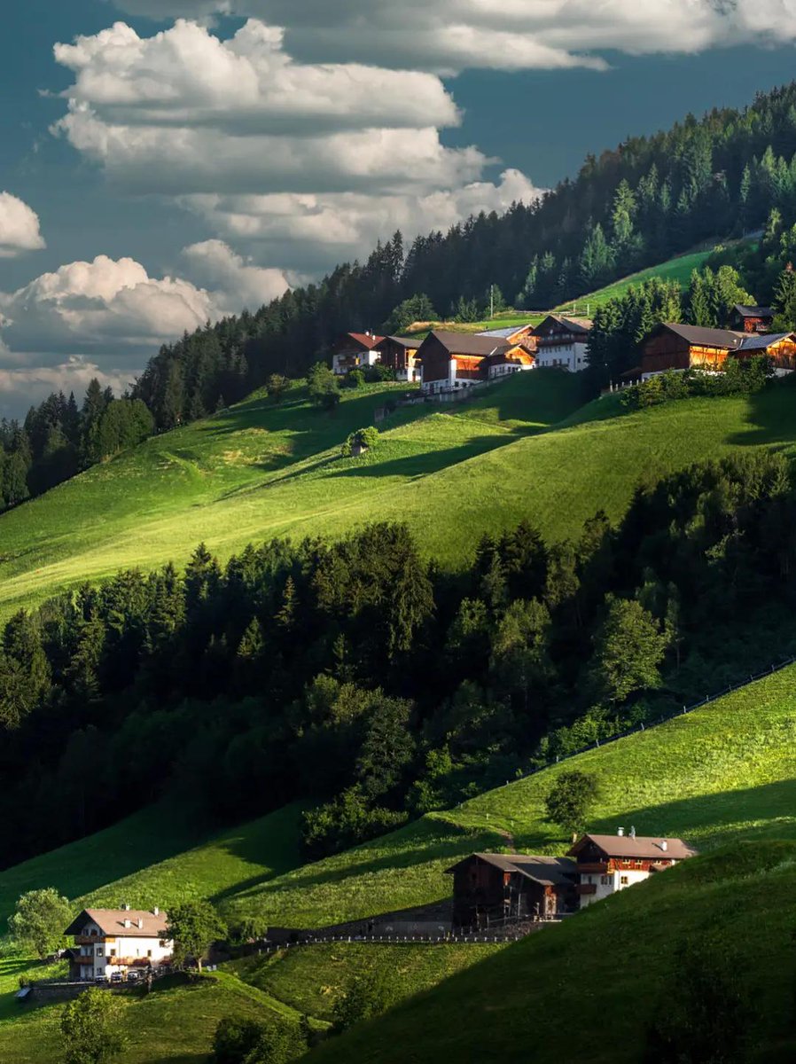 GenesisRin1v's tweet photo. some days i feel like a background character in my own life. do you ever just watch the plot unfold without feeling the need to join in? ☁️ https://t.co/vjliYVZBzW