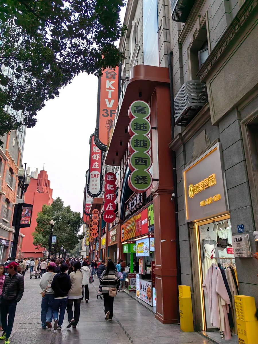 SirHorseyTime's tweet photo. Just wrapped up a quick coffee run to the downtown café, walked 3.2km and found a hidden bookstore along the way  #CityWalk， https://t.co/s9g8SRBQMq