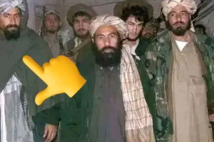 harth71876's tweet photo. شهید رهبر رحیمه الله ❤️🤲  راسته بغل ته چې ولاړ دی کمه جهادې څهره به وې تاسو کمنټ کې ولې کی https://t.co/6erkULKChR
