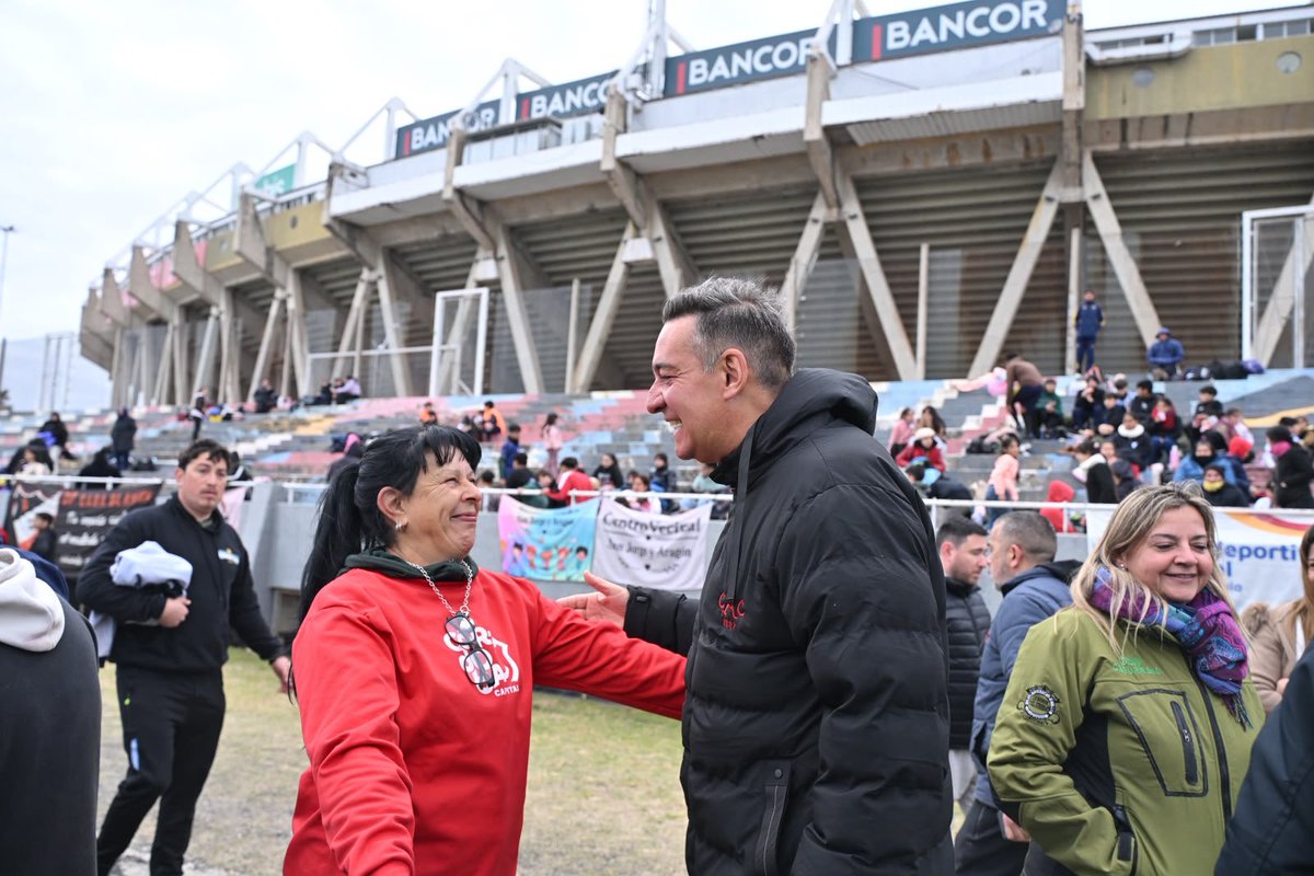 miguelsiciliano's tweet photo. ¡GRAN ENCUENTRO DE ESCUELAS SOCIALES DE FÚTBOL EN EL KEMPES!

Más de 600 chicos de distintos barrios de la ciudad participaron de una jornada recreativa en el predio del #Kempes. Además, le realizamos la entrega de kits deportivos a cada una de las escuelitas que participó. A través del deporte promovemos valores, trabajo en equipo y la contención de miles de cordobeses. Junto a los vecinos hacemos que Córdoba siga yendo para adelante.

#HacerParaCrecer