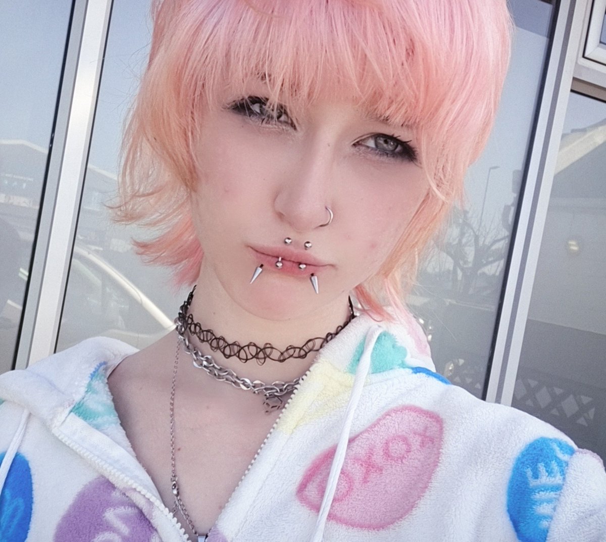 TheGhoulWife's tweet photo. Still feeling a bit unsure on the hair 
.. should I dye it back to black? https://t.co/0TALItTt2n