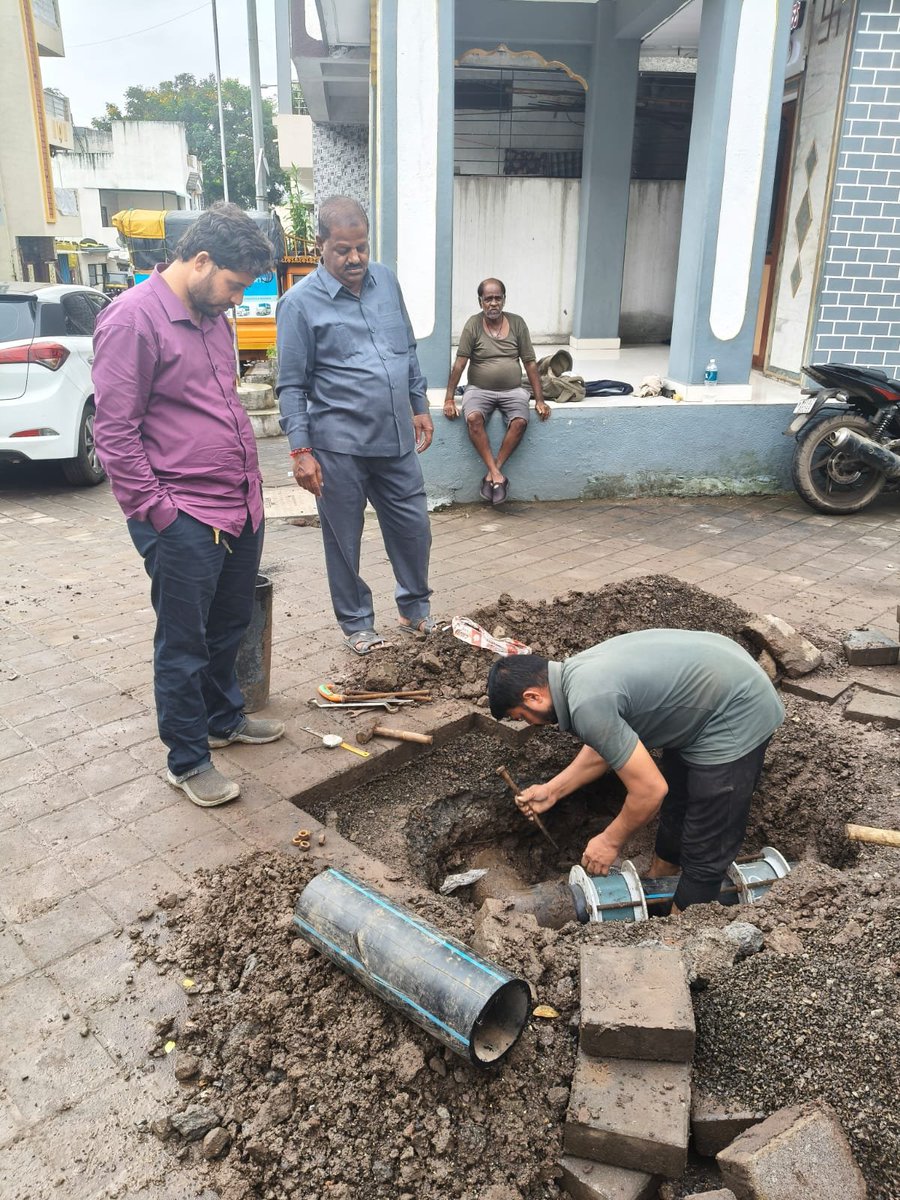 shailajamorebjp's tweet photo. प्राधिकरण, आकुर्डी प्रभाग क्रमांक १५, सेक्टर २८, गंगानगर प्राधिकरण, आकुर्डी येथील आदर्श गणपती मंदिराजवळ पिण्याच्या पाण्याची पाईपलाईन फुटल्याने नागरिकांना मोठ्या अडचणींचा सामना करावा लागत होता.
#Akurdi #Pradhikaran #PimpriChinchwad #Ward15 #Sector28 #Gangannagar #WaterPipeline https://t.co/VBQfS1scdL