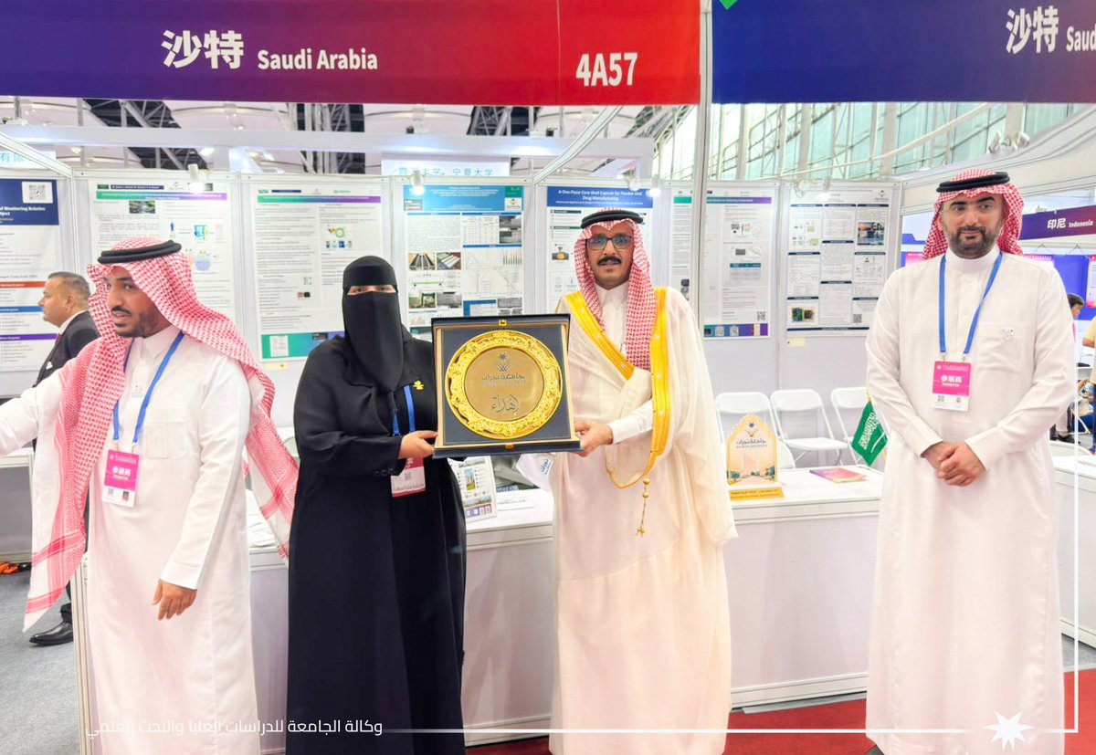 Najran_Univers's tweet photo. استقبل جناح #جامعة_نجران المشارك في #IEI2026 القنصل العام للمملكة العربية السع��دية في قوانجو، علي الحجي، حيث اطّلع على عددٍ من الابتكارات والمشروعات البحثية التي تستعرضها الجامعة، واستمع إلى شرحٍ حول مضامينها العلمية وتطبيقاتها.. https://t.co/9uyy3Vs8Yx