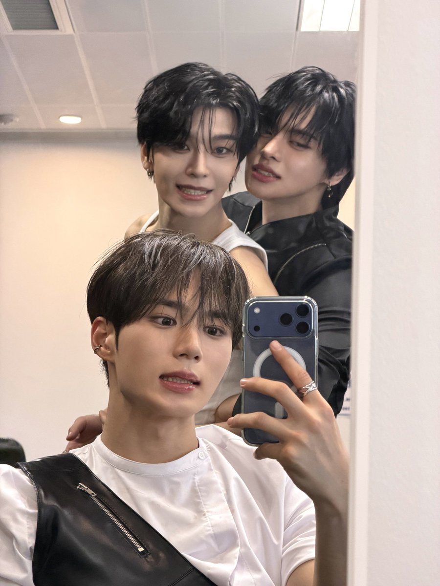 sswonie's tweet photo. xinrioz clingy amat dibelakang jun ge https://t.co/ovoRahXB3a