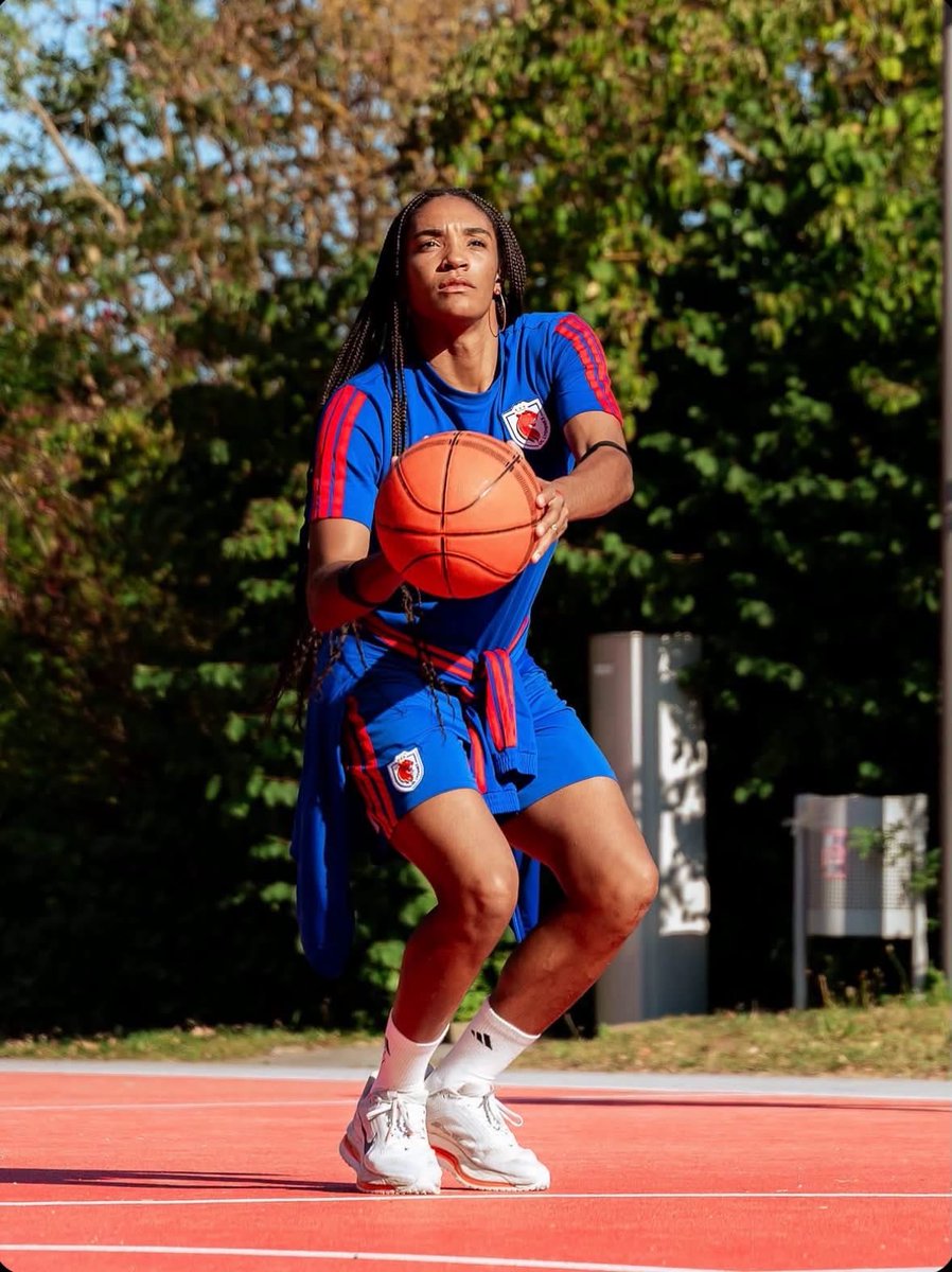 VAR01997's tweet photo. In July 2026, she signed a lucrative four-year contract with French giants OL Lyonnes running through 2030. She chose the move for their winning mentality after turning down contract renewals at Barcelona and strong interest from English WSL clubs like Chelsea.

￼ #Ligue1 #lyon https://t.co/8kjgTQlg23