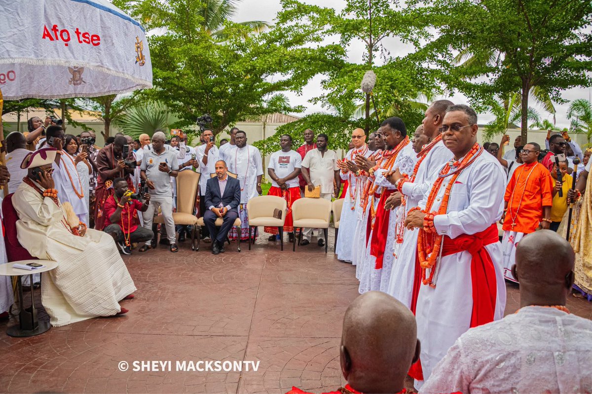 Lord_Of_Warri's tweet photo. More beautiful moments from the Ugogo Maru (House of Emaye) Homage to His Majesty Ògíamẹ̀ Atuwatsé III, CFR, the Olú of Warri, on the main Coronation Day.

A timeless display of royal heritage, tradition, honour, and family, as the descendants of Queen Emaye continued a centuries-old tradition of paying homage to the Olú.