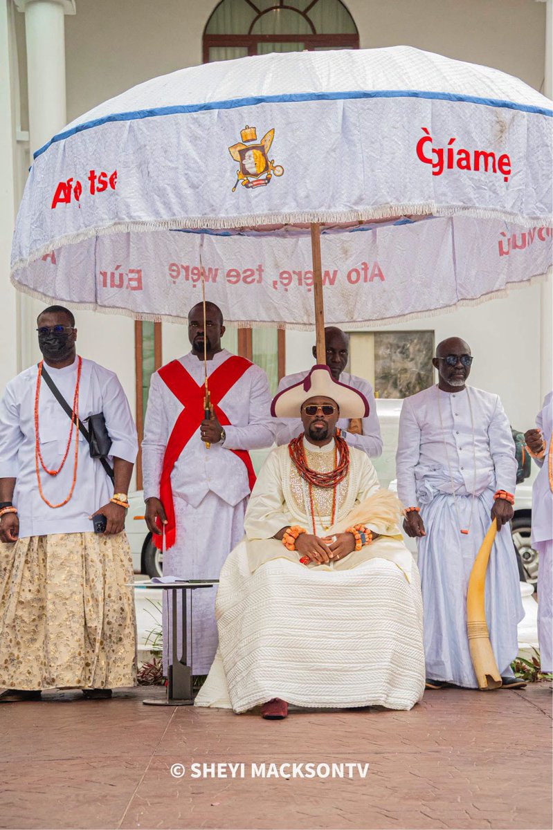 Lord_Of_Warri's tweet photo. More beautiful moments from the Ugogo Maru (House of Emaye) Homage to His Majesty Ògíamẹ̀ Atuwatsé III, CFR, the Olú of Warri, on the main Coronation Day.

A timeless display of royal heritage, tradition, honour, and family, as the descendants of Queen Emaye continued a centuries-old tradition of paying homage to the Olú.