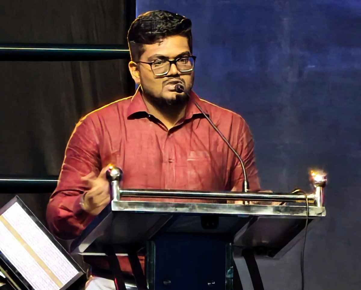 sureshkalipandi's tweet photo. திருநெல்வேலி கலெக்டர் ஆனந்த் மோகன் ஐஏஎஸ் அதிகாரியின் சமீபத்திய பேச்சு ரசிக்க மட்டும் அல்ல... அந்த மனிதரை மதிக்கவும் வைத்தது... அதன் சிறு தொகுப்பு...

நான் ஸ்கூல் டாப் ஸ்டூடென்ட் கிடையாது..நான் நார்மல் ஸ்டூடென்ட், பட் படிப்பேன்..
வீட்ல என்ஜினீயர் or டாக்டர் படிக்க சொன்னாங்க..நான் என்ஜினீயர் சூஸ் ��ண்ணினேன்... 
படிக்கும் போது, Orphan ஹோம்ல போயி கிளாஸ் எடுப்பேன்... 
அங்க உள்ள ஒரு குழந்தையோட பிடித்தமான ஆசை... என்னோட வாழ்க்கைய டோட்டலா மாத்திடுச்சு..
என்ஜினீயர் முடிச்சு கேம்பஸ் இன்டர்வியூ, அதுல இன்டர்வியூ பண்றவர் கேட்டாரு... சம்பாதிச்சு என்ன பண்ண போறீங்க..? உங்க நெக்ஸ்ட் 5 இயர் பிளான் என்னன்னு கேட்டாரு?... நான் சொன்னேன் சொசைட்டி, மக்களுக்கு நன்மை செய்ய போறேன்னு சொன்னேன்... (Orphan ஹோம் குழந்தையோட ஆசை என் மனசுல)
அதுக்கு அவரு சிரிச்சுகிட்டே நீ எங்க கம்பெனிக்கு லாயக்கப்பட மாட்ட, அதுக்கு நீ கலெக்டர் ஆகலாம்னு பொசுக்குன்னு சொல்லிட்டாரு...
ஆனா அதுதான் என்னை கலெக்டர் ஆக்குச்சு..என்னோட கடுமையான முயற்சி, அதோட என்னோட பேஷன், சமூகத்துக்கு ஏதாவது செய்யணும்னு நினைச்சது என்னை கலெக்டர் ஆக்கிடுச்சு என்று  கலெக்டர் ஆனந்த் மோகன் தனியார் ஸ்கூல் ��பங்ஷன்ல பேசினார். 
அவரது பேச்சை கேட்டு அனைவரும்  அசந்துபோயிட்டனர்
தங்கமான மனுஷன் யா, சின்ன வயசுல என்ன ஒரு பெரிய சிந்தனை ❤