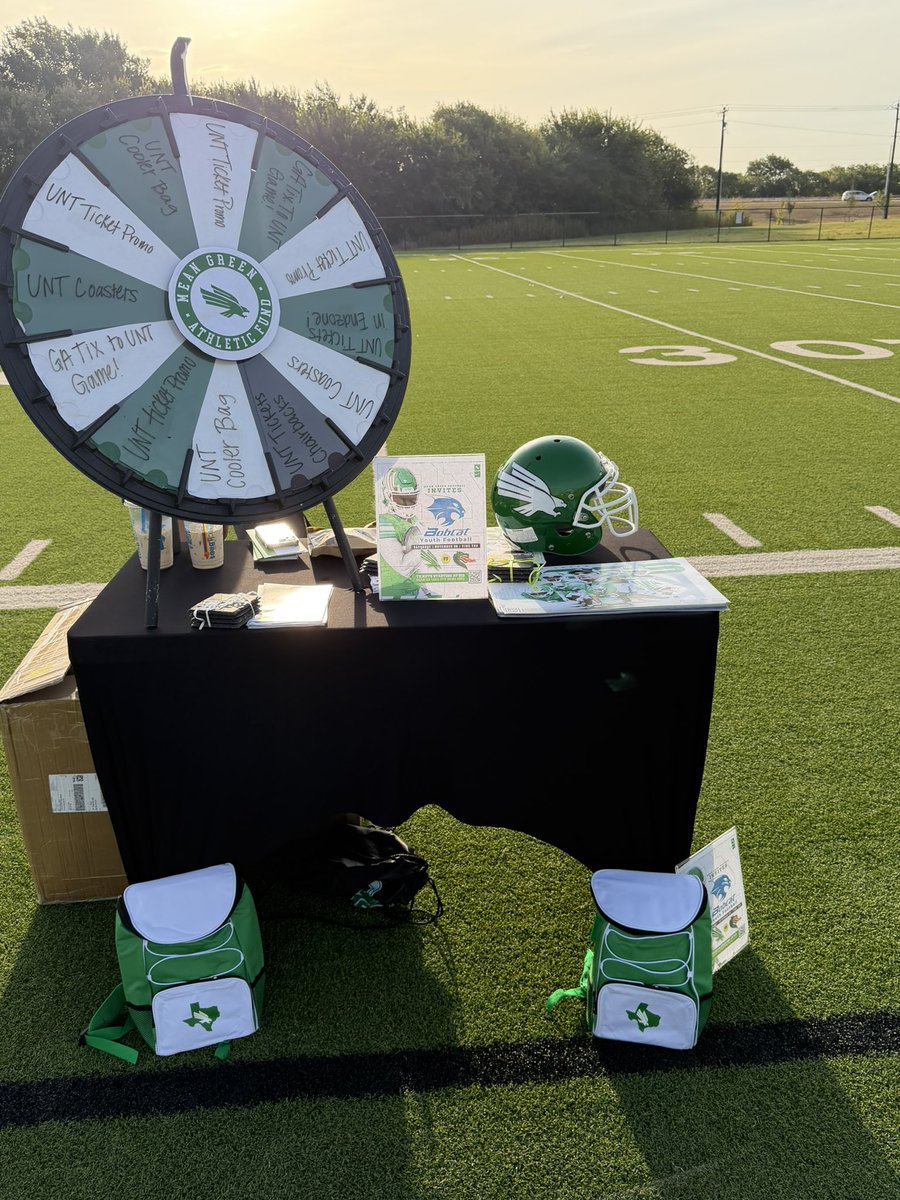 CadeWebber2's tweet photo. Bobcat Nation Day! @MeanGreenFB &amp; @MeanGreenSports on sight giving away prizes and free tickets to the Bobcat Youth Football Day for UNT vs UAB on 11/28🟢🦅
#GMG https://t.co/ohLdpt4MBx