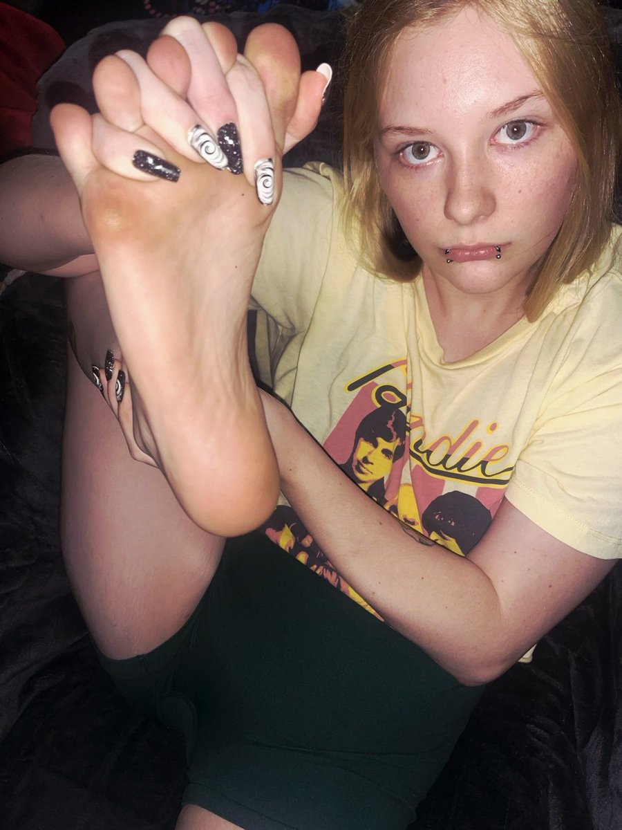 AliceinPrada's tweet photo. You already zoomed in. Might as well send while you’re down there. https://t.co/vLc2KE6ct0