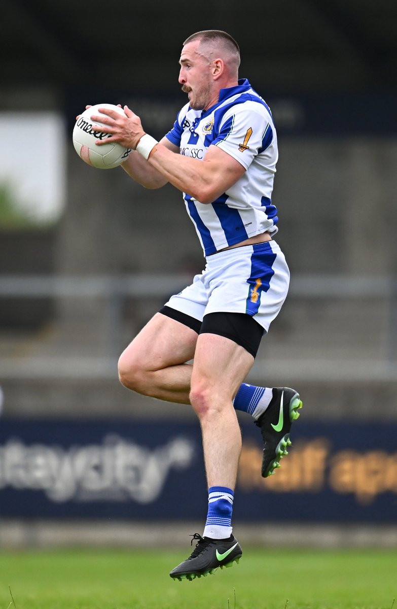 DubGAAOfficial's tweet photo. PTSB Dublin Senior 1 Football Championship

45 mins played:    
Ballyboden St Endas 1-14 (17)   
Castleknock 0-10 (10)

@Bodengaa back out on top to start of the second half 🔥

#PTSBchampionships https://t.co/1dAUU1xaig