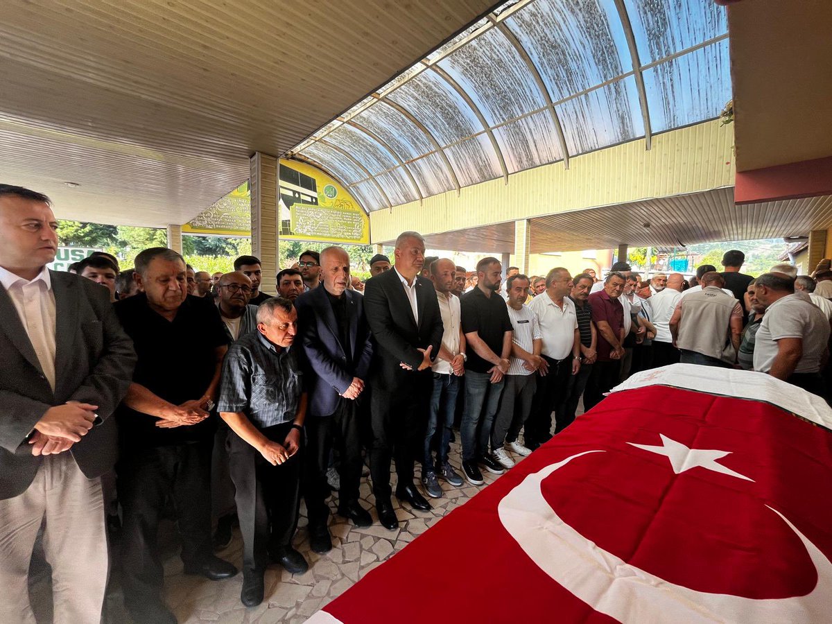 osmancelikSRD's tweet photo. Ankara’da meydana gelen maden kazasında hayatını kaybeden merhum Erdi Kahveci’yi, kıymetli büyüğüm Türk-İş Genel Başkanımız Ergün Atalay ile birlikte memleketi Zonguldak’ta ebediyete uğurladık.

Merhuma Allah’tan rahmet diliyorum. Başta ailesi olmak üzere tüm emektar madencilerimize ve çalışma arkadaşlarına sabır ve başsağlığı diliyorum.

Mekânı cennet, makamı âli olsun.