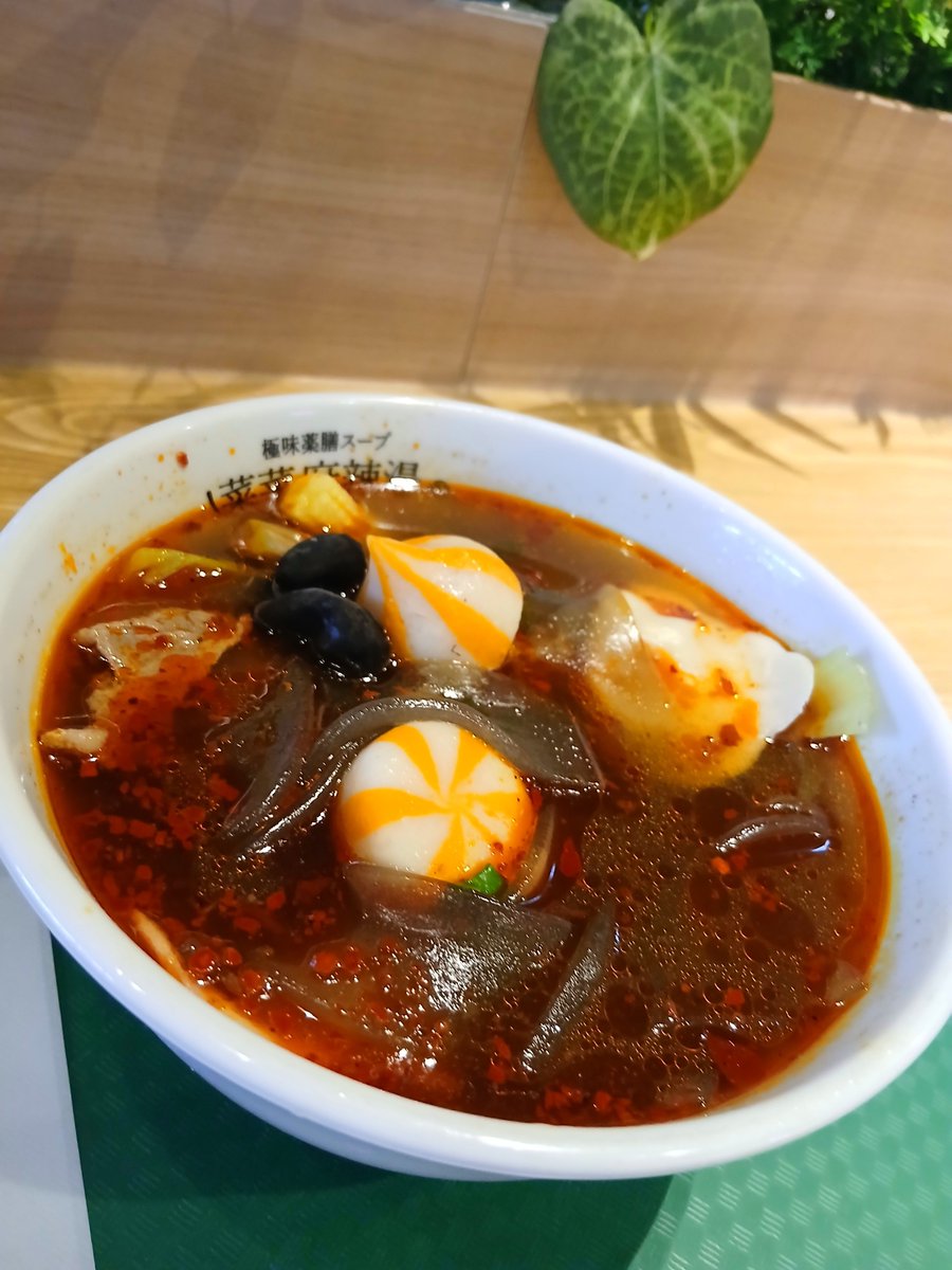 DorotheaViolin's tweet photo. 麻辣湯😃米粉麺が美味しかった
羊肉と筍とウズラの卵と袋茸とパプリカと青梗菜と木耳と魚卵団子😍 https://t.co/TC8Efty4nN