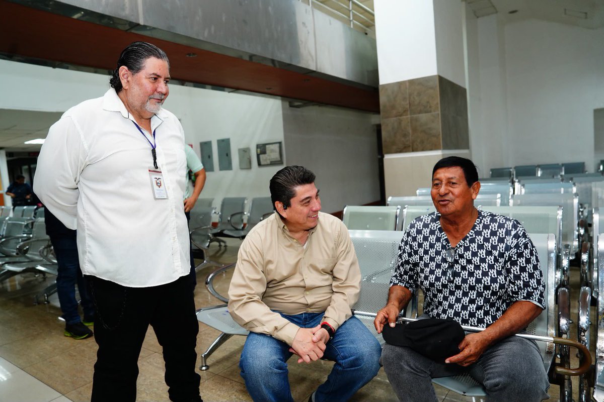 OttnRivadeneira's tweet photo. #EnTerritorio | En este #SábadoDeRegistroCivil recorrí la agencia Centro en #Guayaquil 📍donde escuché a los usuarios, entregué cédulas, solemnicé matrimonios y verifiqué la calidad de la atención.
Ratificamos nuestro compromiso de entregar servicios de ágiles y eficientes. https://t.co/7RpoJRdteK