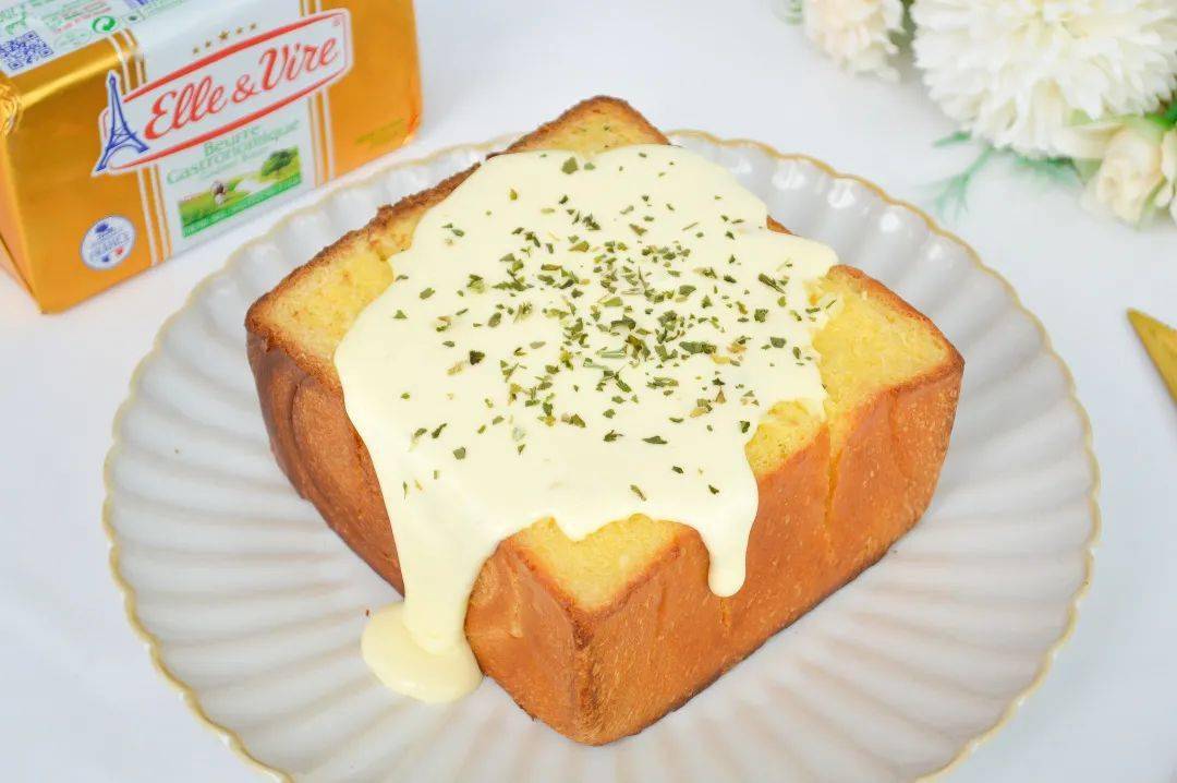 RaghuSitra's tweet photo. Just made warm garlic butter toast with a sprinkle of fresh parsley for a lazy weekend breakfast—crunchy, fragrant, and so easy to whip up!， https://t.co/DBQJALVvXk