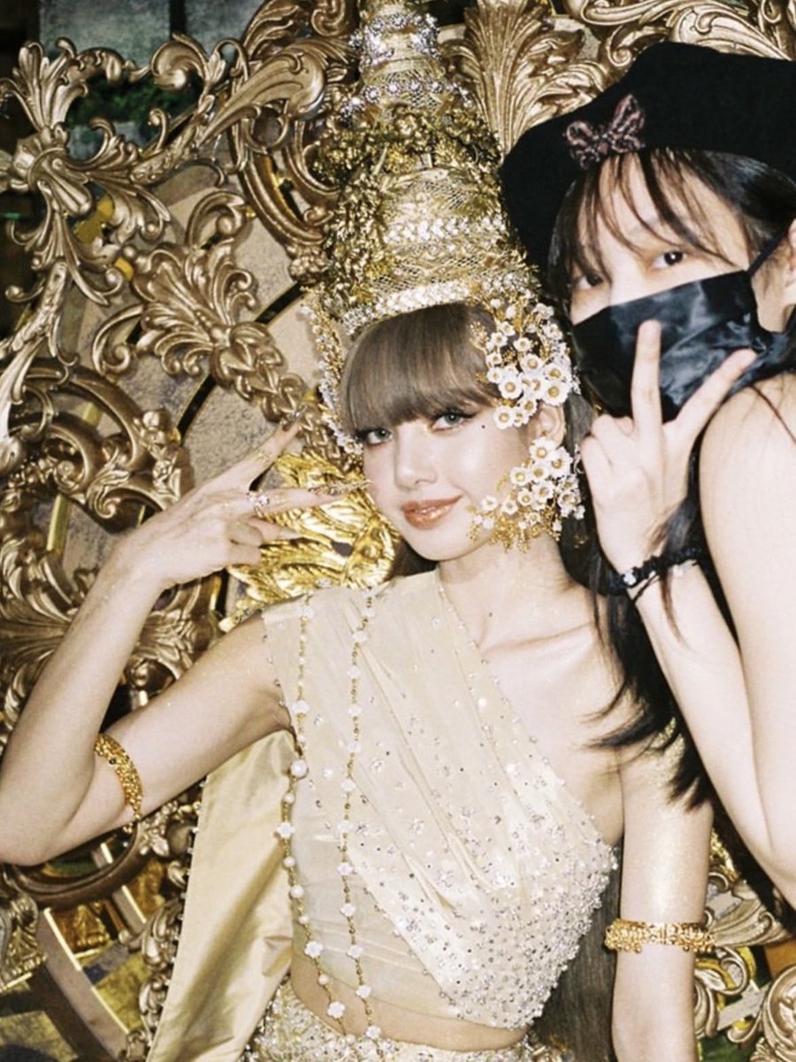 yuricertified's tweet photo. remember when jennie came to support lisa at her first solo set 🥺 #myshaylas #jenlisa https://t.co/NC2g3Sd9xK