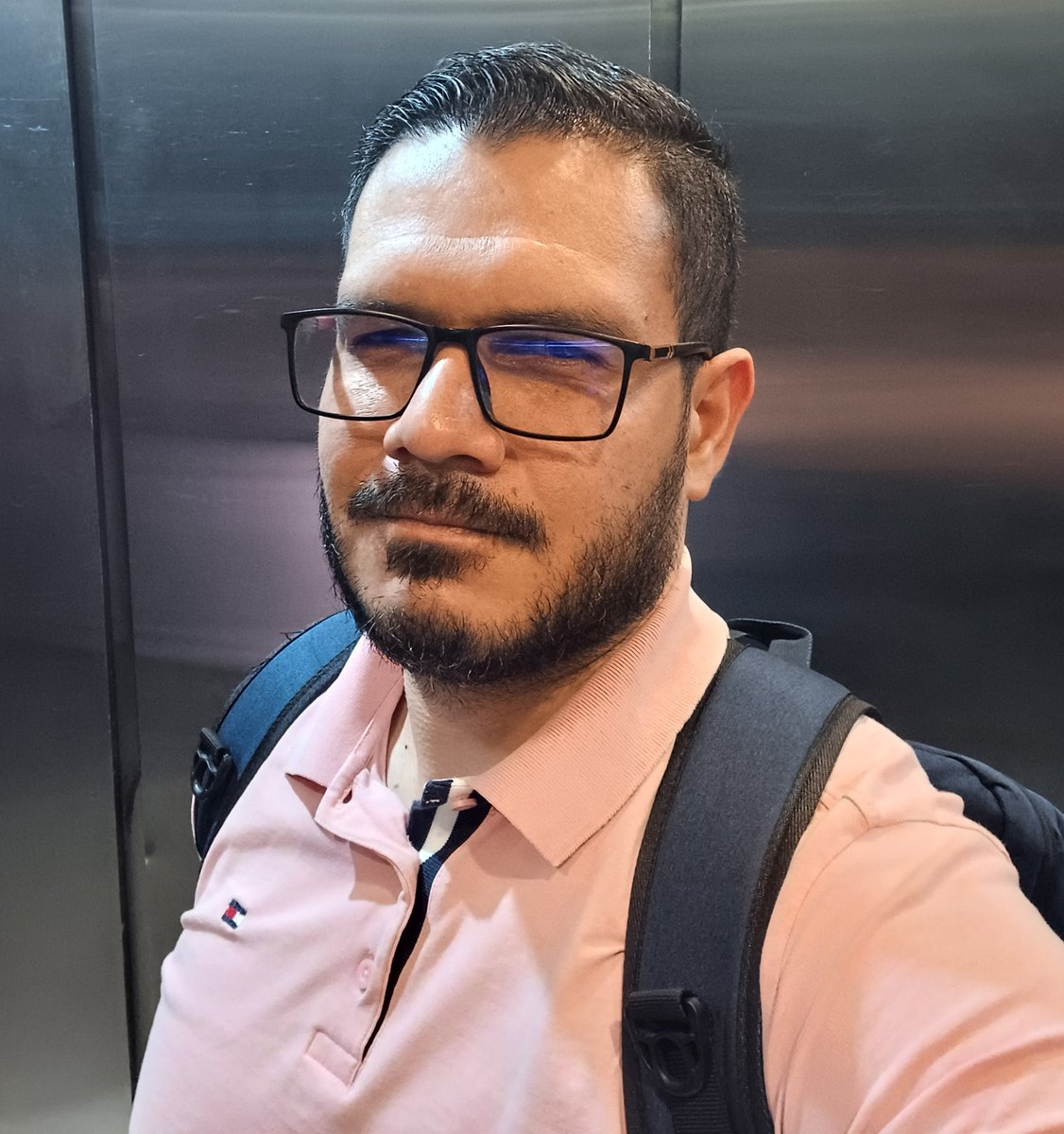 untalguy's tweet photo. Hola vale. https://t.co/5rrfPuJ0I9