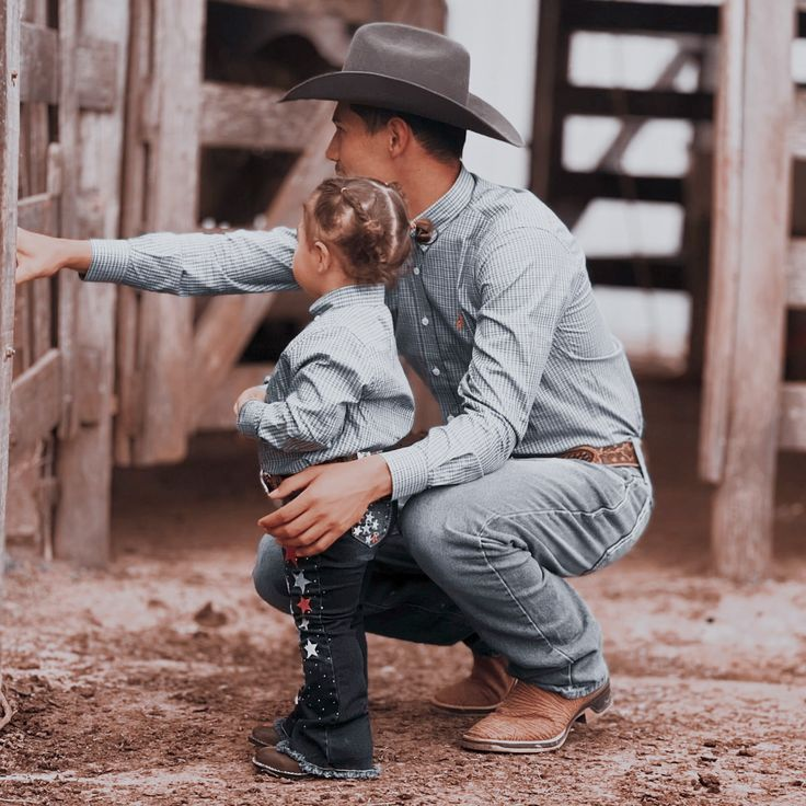 bibliverso's tweet photo. Você acabou de encontrar um livro de um pai solo que faz tudo pela filha, e uma menina fofa de cinco anos que sonha em ser princesa...

— Papai eu estou bonita?
— Linda. Linda demais, igual uma princesa.
— É verdade?
— É a mais pura verdade.
— Eu gosto de ser princesa.
— E você é. A princesa do papai.