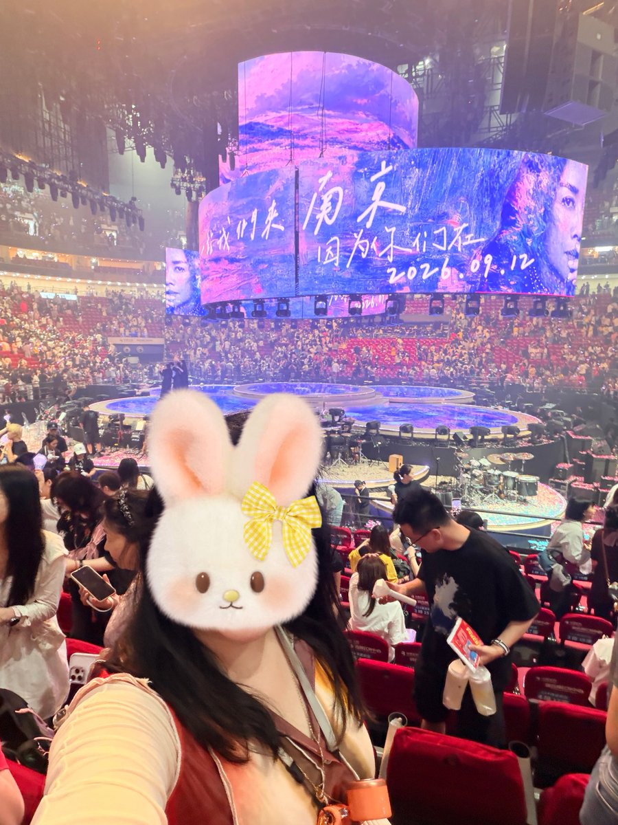 Aorjang's tweet photo. อุอิ ดีใจที่ตัดสินใจมา เพื่อนเต่าชวนเป็น 2 อาทิตย์ละ ตั้งแต่บัตรถูกๆ คิดช้าไปสองวัน ราคาบัตรเด้งขึ้นไป 2 เท่ากว่า 😆🫠 แต่คุ้มมากๆๆๆ ได้เจอพี่จ้านเต็มๆ 15-20 นาทีเลย 🥰❤️ 

นั่งแถวที่ 12 กำลังดีเลย งานนี้เข้มงวดมาก ห้ามเอากล้องกะเลนส์ใหญ่เข้า ขาตั้งด้วย นุเลยได้ใช้ Vivo ที่สอยมาชุดใหญ่แระ 🤣 7 หมื่น คุ้มสุดๆ ก้อวันนี้แหละ 😆 ปรากฏว่าใกล้เกิน ต้องใช้เลนส์กลาง งมอยู่นานกว่าจะถ่ายได้ 🤣

พี่น่าอิงใจดีมาก ให้บงมาด้วยทุกที่นั่งค่า เพลงเพราะ ชุดสวยทุกชุด จัดเต็มแสงสีเสียง ดนตรีเล่นสด ร้องสดทุกเพลง แล้วเป็นเวทีที่เห็นชัดมากๆ จากทุกมุม เริ่ดมากอะ 🤩✨

เพื่อน 🐢 บอกเราชนะพนันอีกแล้วนะ กี๊ดๆ ดีจายยยย 🥰 เพราะตอนซื้อไม่ชัวร์ว่าพี่จะมา คือถ้าพี่ไม่มาก็ทำใจนะ ถือว่ามาฟังคอนเพราะๆ เพราะพี่น่าอิงก็น่ารักมาก 😁❤️