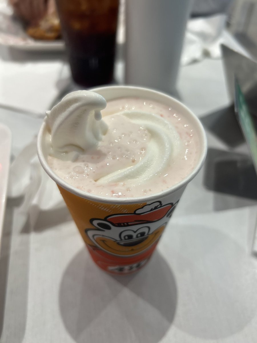 chamerreon's tweet photo. Best cheap strawberry milkshake ever! https://t.co/ucSXuXIR5g