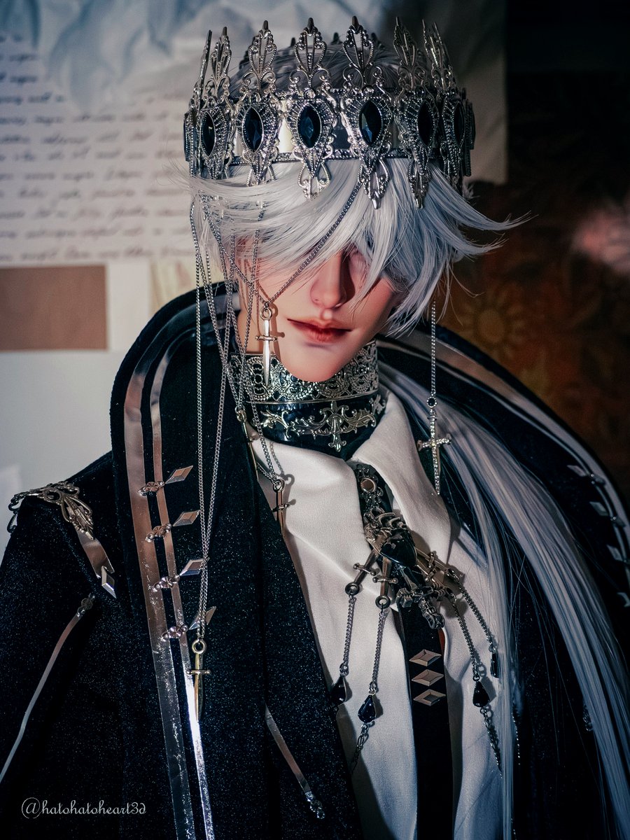 hatohatoheart3d's tweet photo. 永きを生きる者であれば、その長い人生の中のどこかで王冠を抱くような時期があったかもしれない…と考えることがあります。

この男には少なくとも１度、そういう時期があった、という設定でした。
…権力よりも自由を愛する性分のため、すぐに辞めてしまうのですが。 https://t.co/BrcvOqzFQu