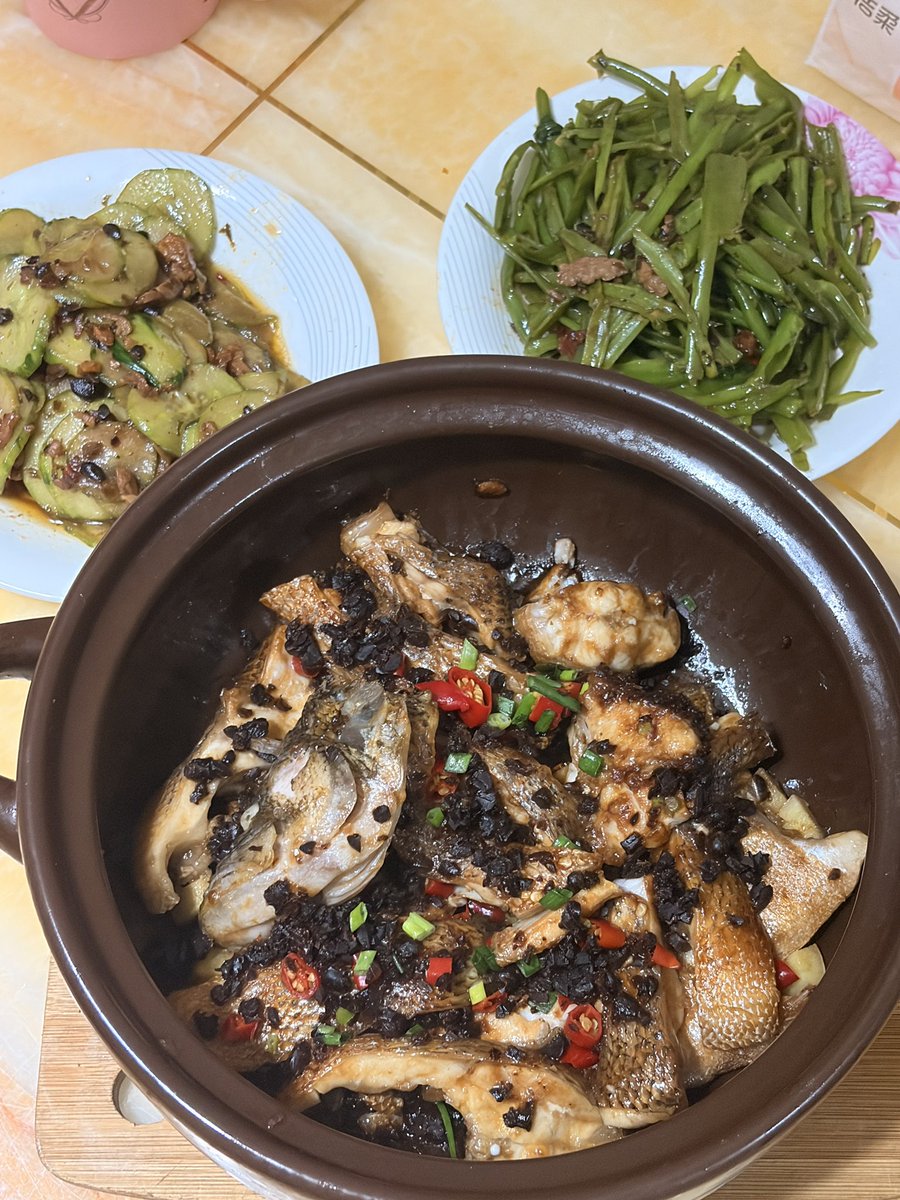 hmp00114's tweet photo. 砂锅鲈鱼煲豆豉多多版😋 https://t.co/u1FZmurItK