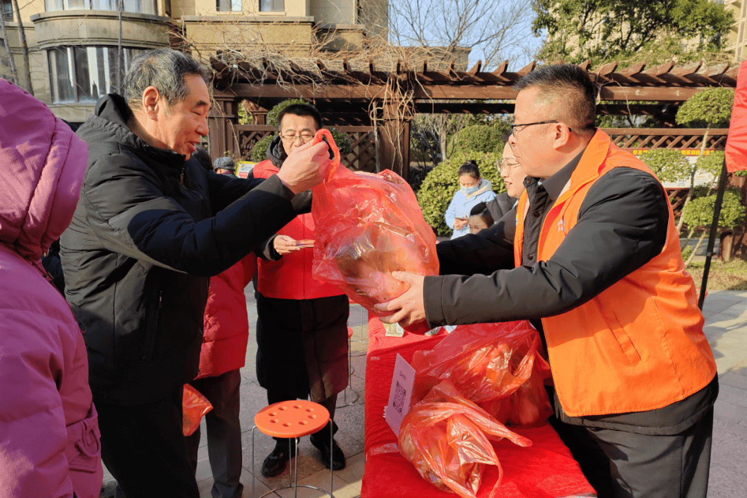 MuhammadJohans4's tweet photo. Today, I joined the community food drive volunteer team! Packed 20+ care packages for elderly neighbors, spread a little warmth in the cold wind. Super touched by everyone’s big smiles! https://t.co/rr0jVNFn7R