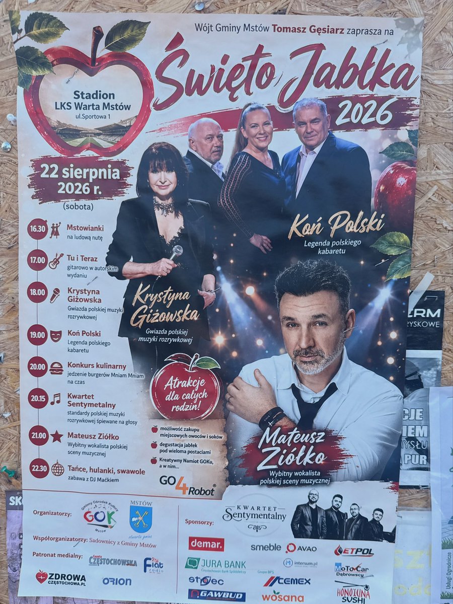 Adam_Wyszynski's tweet photo. Dożynki AI

Przykra sprawa - kolorowe, różnorodne, często przaśne i niedopracowane plakaty dożynkowe to już przeszłość. Zastąpiła je AI-owa unifikacja powodująca, że w teraz każdej gminie plakat wygląda tak samo. Sztuczna inteligencja zmieniła nam trwale obraz wsi. https://t.co/IrHechf88K