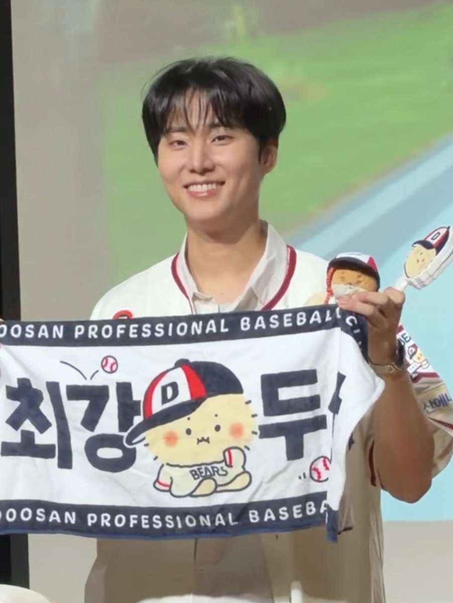 my0kday's tweet photo. 기다리고 있습니다 두산베어스 영케이 시구 https://t.co/1V4Jc09Sjw