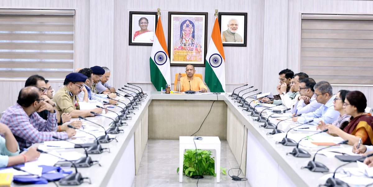 swatantrabjp's tweet photo. आज लखनऊ स्थित मुख्यमंत्री आवास पर मा• मुख्यमंत्री श्री @myogiadityanath जी की अध्यक्षता में आयोजित बैठक में सम्मिलित हुआ। 

बैठक में वीडियो कॉन्फ्रेंसिंग के माध्यम से जल भराव, बाढ़, आगामी त्योहारों, विद्युत आपूर्ति, नगर विकास, लोक निर्माण विभाग, सिंचाई विभाग, पशुधन विभाग तथा  कानून व्यवस्था के सम्बन्ध में समीक्षा हुई।