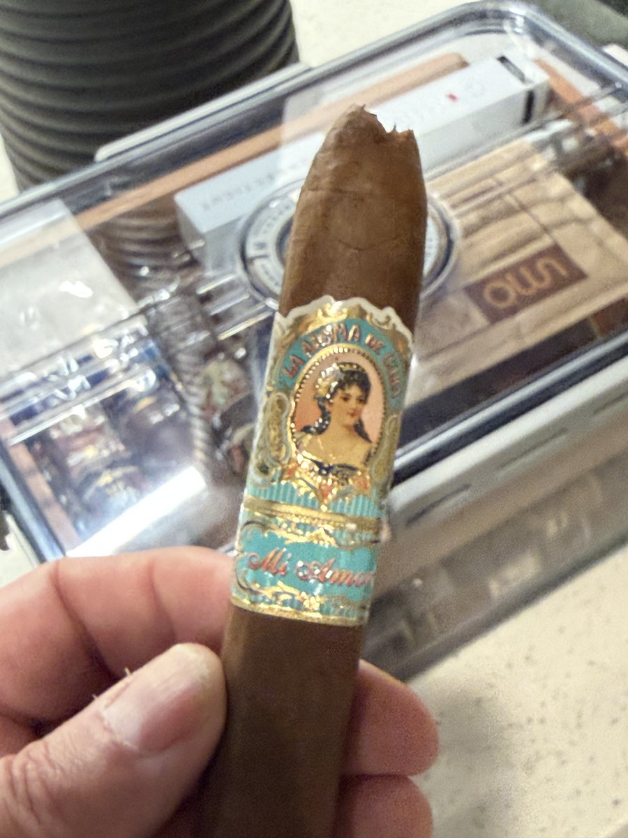 blindlabelcigar's tweet photo. [Day 34] Deck Sessions Without Dallas: La Aroma de Cuba Mi Amor. I'll keep it short. Would I smoke it again? Absolutely. #cigarlife #cigars #botl #cigarcommunity #cigarsmoker #cigar #cigaroftheday #cigarlover #cigarreview #cigarsociety #blindlabelcigar #cigar101 https://t.co/xvP0dT8REa