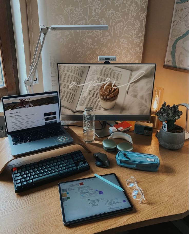 GntlemansGeek's tweet photo. Clean desk. Clear mind. Serious work. https://t.co/6FeOWEVEE5