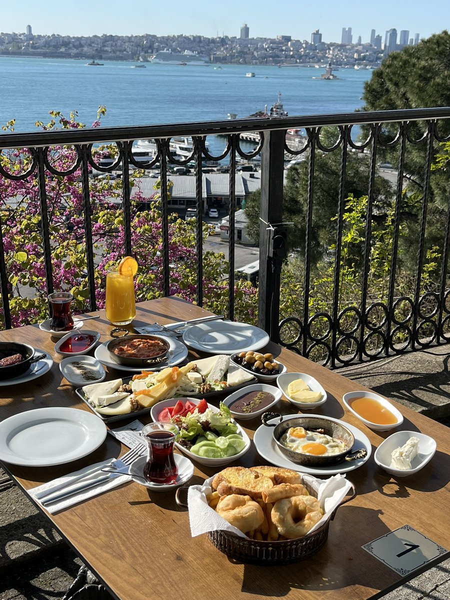 karlikcafe's tweet photo. İyi bir kahvaltı ve eşsiz bir manzara… Gününüzü güzelleştirmek için buradayız. https://t.co/ZgOsOdyOil