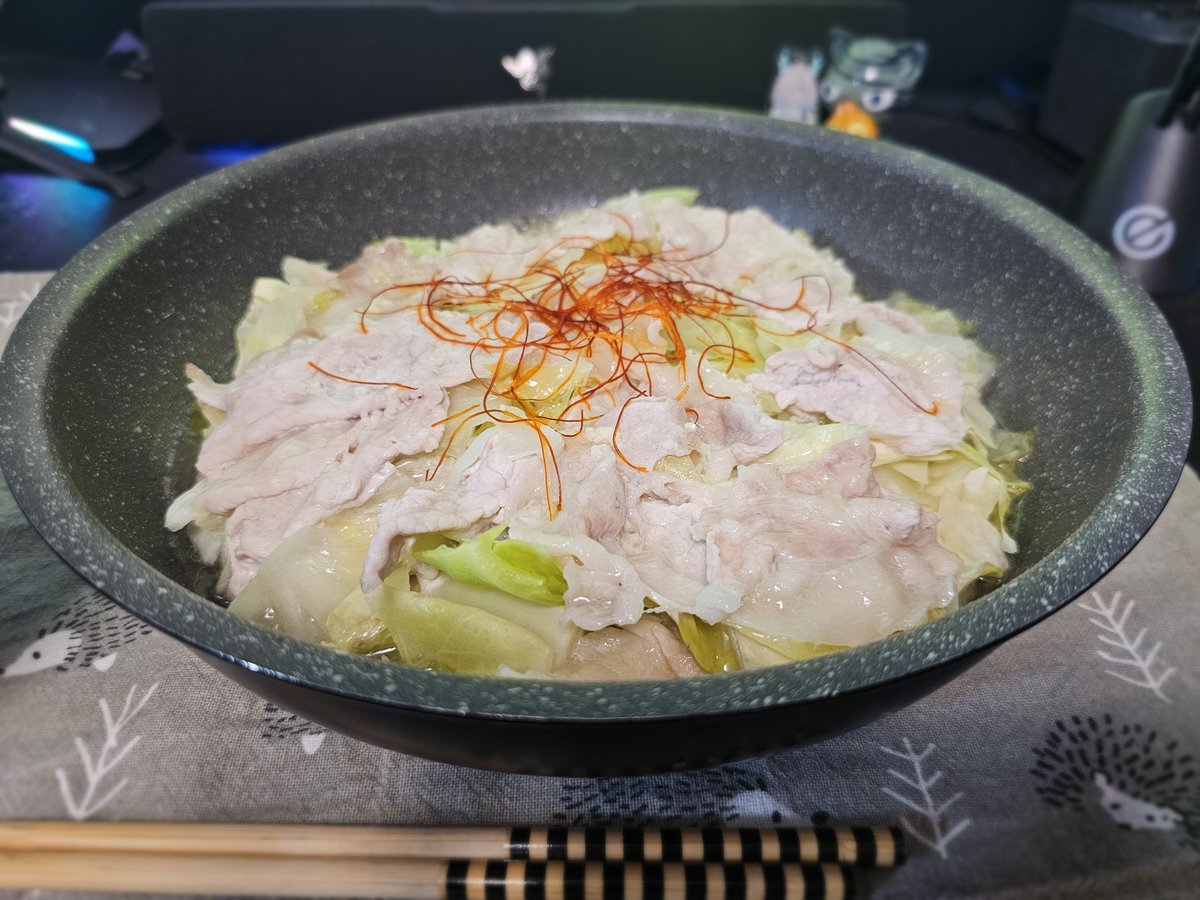 Aki_Works729's tweet photo. めしてろっ！
豚とキャベツのにんにくバター蒸し https://t.co/YVazyExCCC
