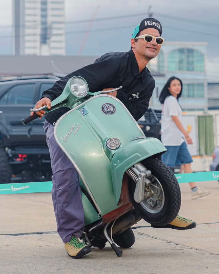 tamon_huiyong's tweet photo. "Ray McDonald is Vespa" คำนี้ไม่เกินจริง 🤍

ภาพแก๊งคนรักเวสป้าขี่รถมาร่วมส่ง เร แม็คโดนัลด์ในงานสวด คือจุกอกมาก เรไม่ได้เป็นแค่ดารา แต่คือไอคอนแห่งการเดินทาง และตัวแทนของชาว Vespa อย่างแท้จริง 

ตอนแหม่ม สริญญา ประคองหมวกกันน็อกสีเทาใบโปรดของเร ออกมาต้อนรับเพื่อนๆ พร้อมข้อความบนหมวกอย่าง “THE PLAN IS NO PLAN” ที่ทำเอาทุกคนกลั้นน้ำตาไว้ไม่อยู่ หมวกใบนี้จึงเปรียบเสมือนเร ที่ออกมารับทุกคนด้วยตัวเอง ขอให้เดินทางผจญภัยอย่างปลอดภัยในเส้นทางใหม่นะเร!! 🛵🖤🕊️

#RIP #เรแม็คโดนัลด์ #Vespa