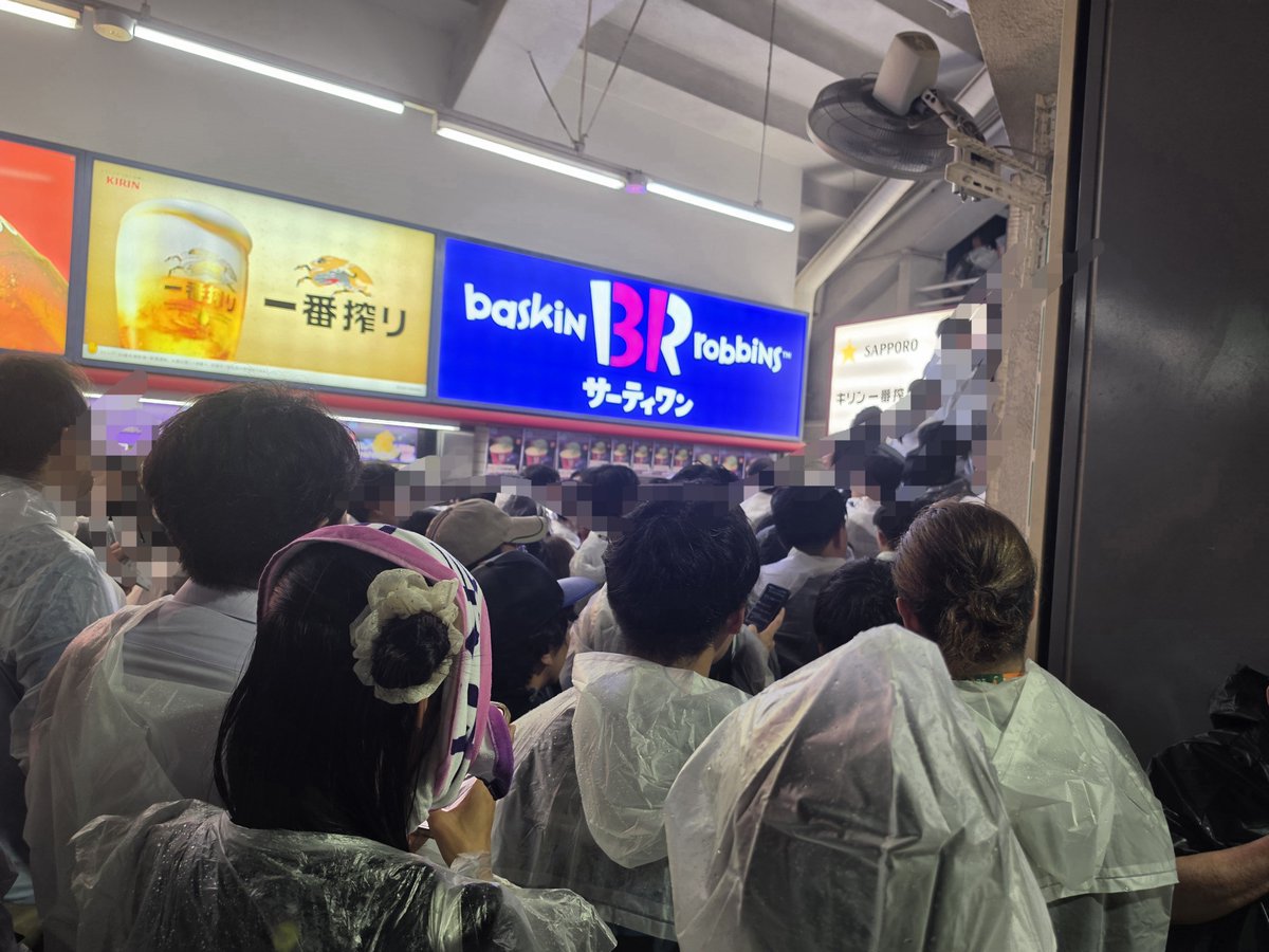 KRmiku0524's tweet photo. 続く待ち時間··· スタッフの指示に従っただけなのに、戻ってきたのはすでに半分以上進行したライブの状況でしたこの写真以降、30分以上同じ場所で待つのは辛かった···🫠乃木坂が好きですが、こうした状況を経験すると正直とても戸惑いました🥲すでにチケットの検査を行い、かなり待機していたので、被害を受けた方々には未使用のチケットはおそらくないのではないかな🙃
#乃木坂全国ツアー神宮Day3