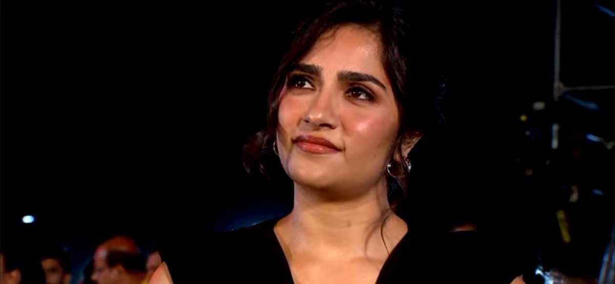 kfi__talks's tweet photo. Mellisa 🎀 From #ToxicTheMovie Pre-Release Event🫠 

#RukminiVasanth #Toxic https://t.co/vtMWa0HHxs