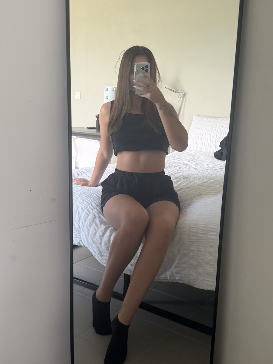 bratselene's tweet photo. legs and feet are ur biggest weakness https://t.co/UmpPl2sJxA